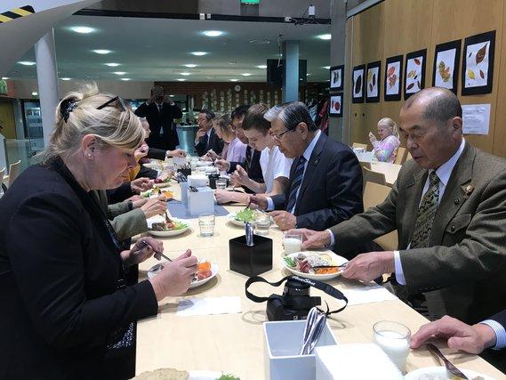 給食を食べながら意見交換をする調査団と現場の先生方の写真