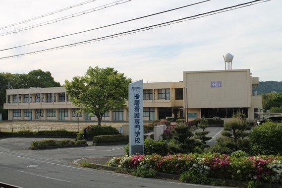 2階建ての播磨看護専門学校の外観を正面から撮影した写真