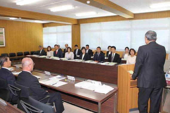 20名ほどの総会で市長がみんなの前で発言をしている写真
