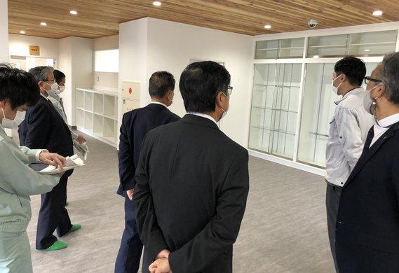 設計業者・施工業者を含めた複数人が小野南中学校の工事を視察している様子の写真
