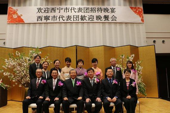 晩餐会で撮影した中国青海省西寧市の代表団との記念写真