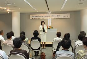 おのウィメンズ・チャレンジ塾で白井市長が前で発言している写真