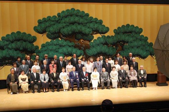 スーツや着物を着た20組40人の金婚夫婦の集合写真