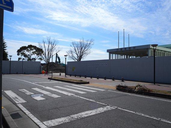 道路側から旧庁舎解体工事の様子を撮影した写真