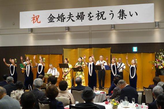 ステージの上で演奏したり踊ったりしている人たちの写真