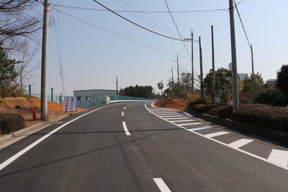 土手を取り除き、小野工業団地側の小野市道と三木市清掃センター側の三木市道とが接続した道路の写真