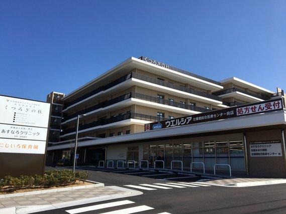 6階建ての複合福祉施設くつろぎの杜の外観の写真