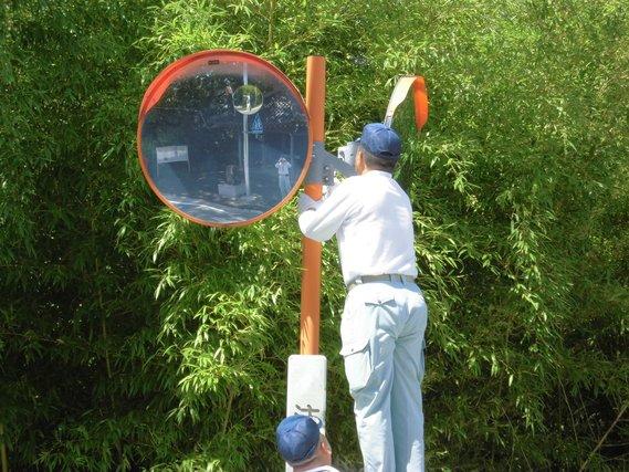 安全安心パトロール隊によるカーブミラーの補修の様子の写真