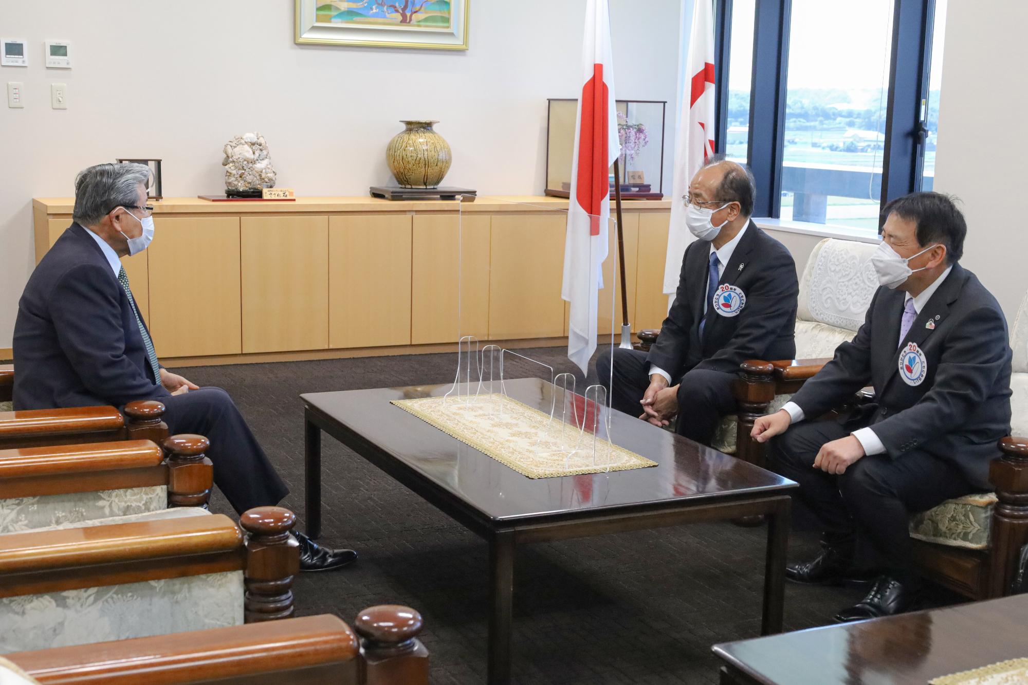 アスパラガスの贈呈式後に小野市長とJA兵庫みらい組合長らで懇談する様子の写真