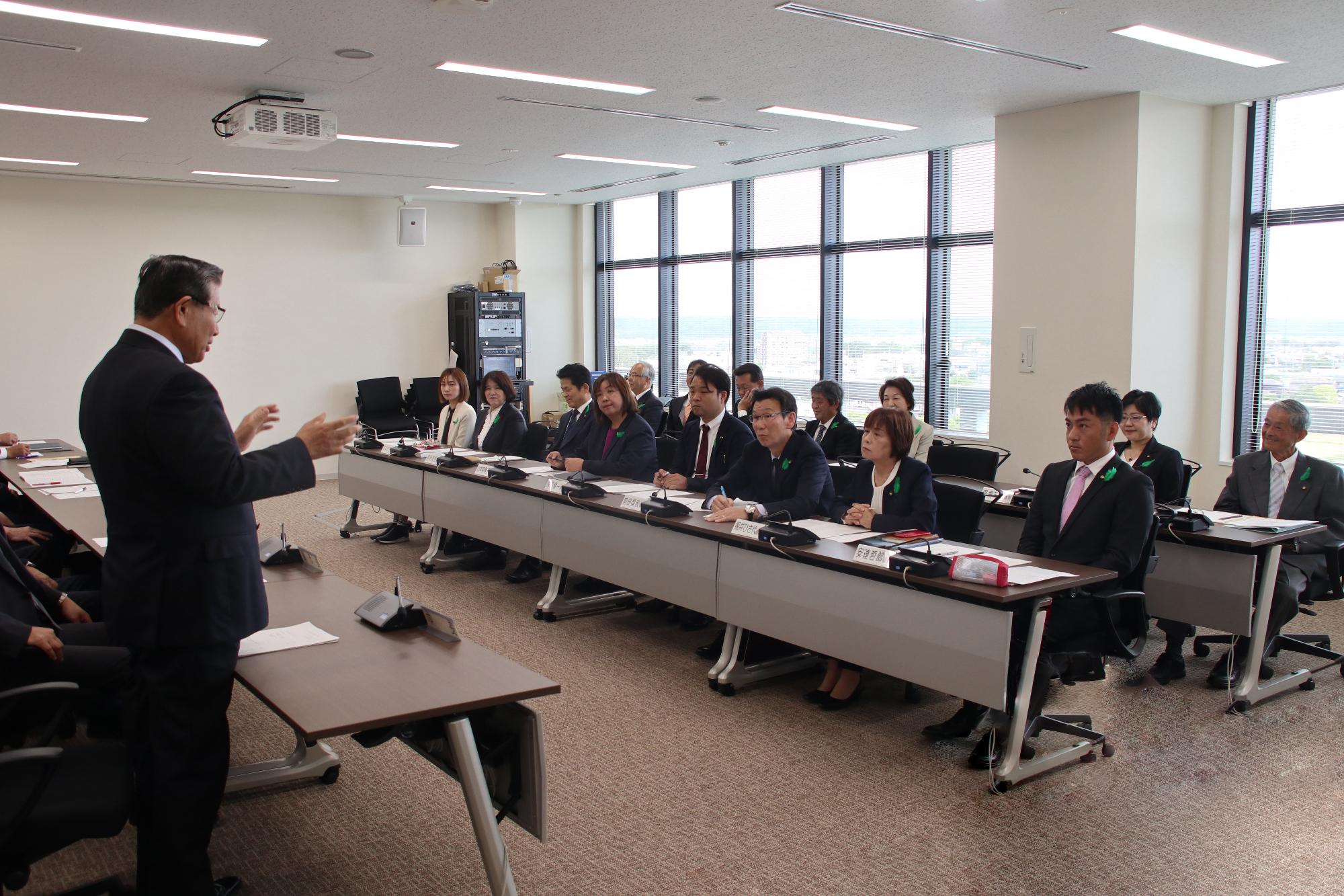 議員協議会において市長が議員へ説明をしている様子の写真