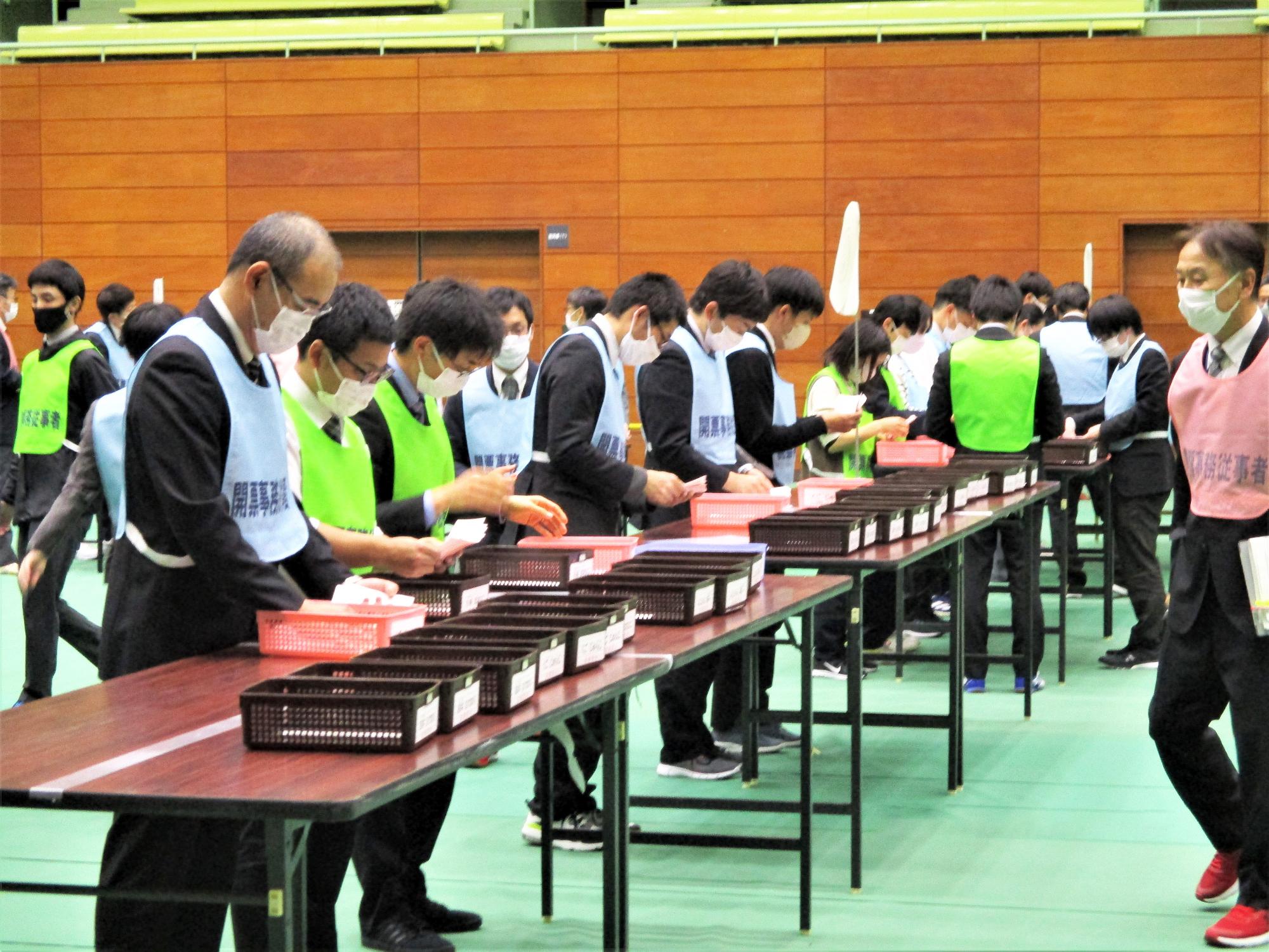 県議選の開票風景の写真