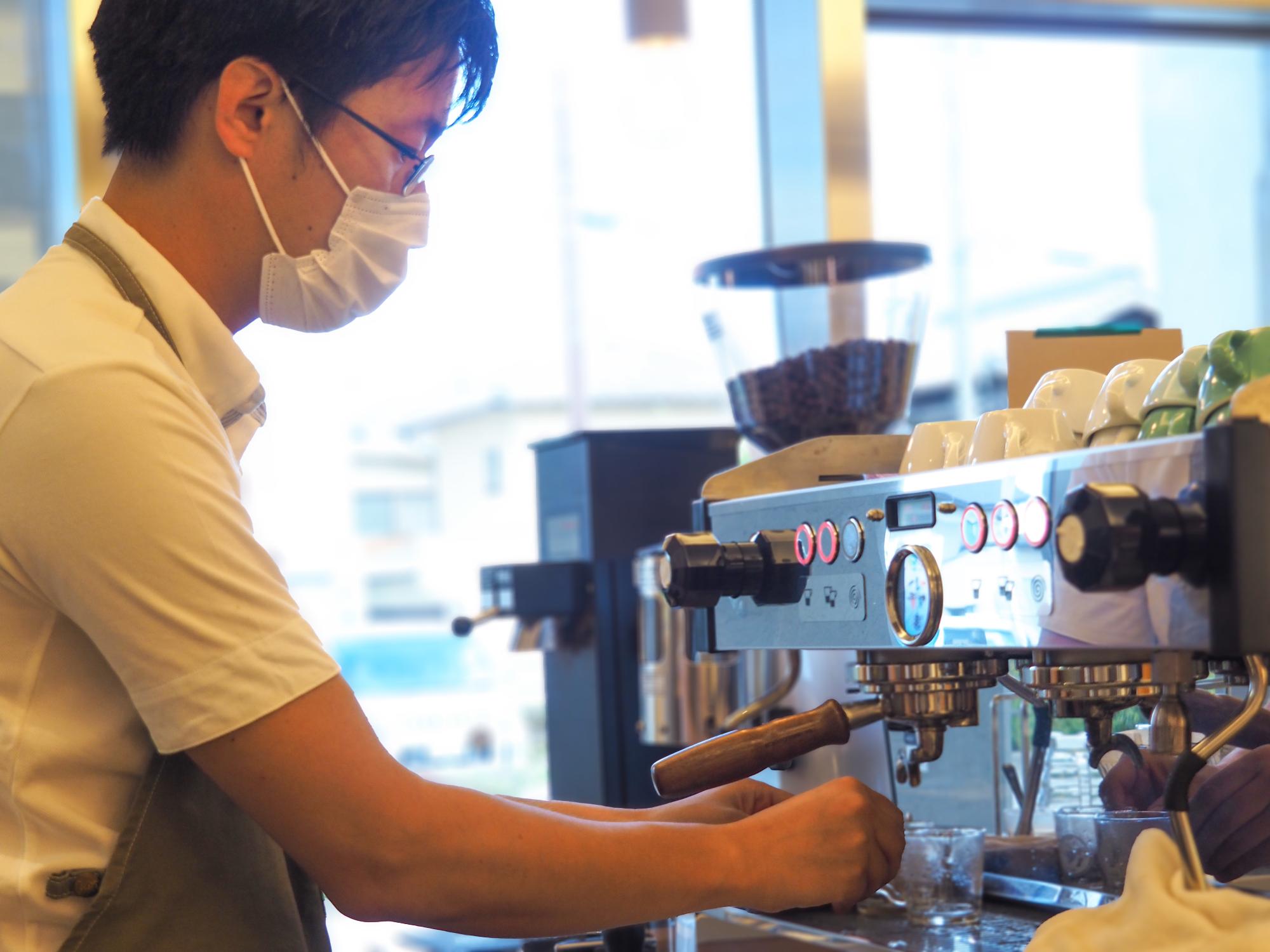 JR粟生駅のコミュニティレストランけやき焙煎所の代表者がコーヒーを淹れている様子の写真