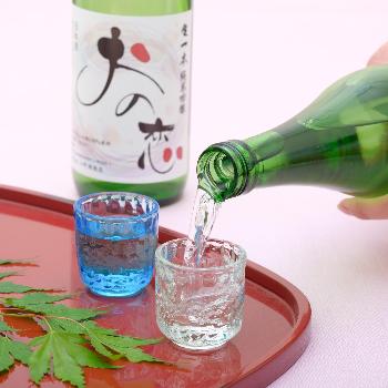 おの恋日本酒をグラスに注いでいる写真