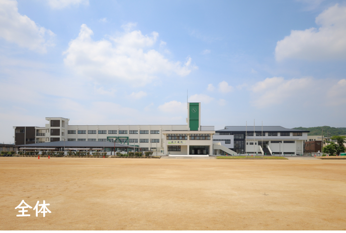 工事改修を終えた小野南中学校の全体写真