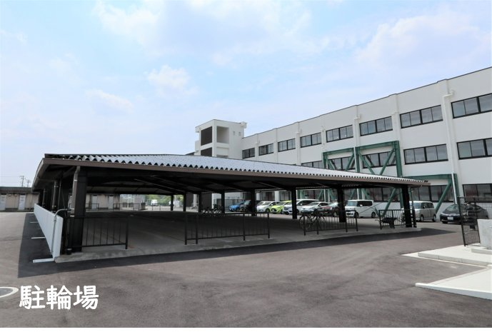 工事改修を終えた小野南中学校の駐輪場の写真
