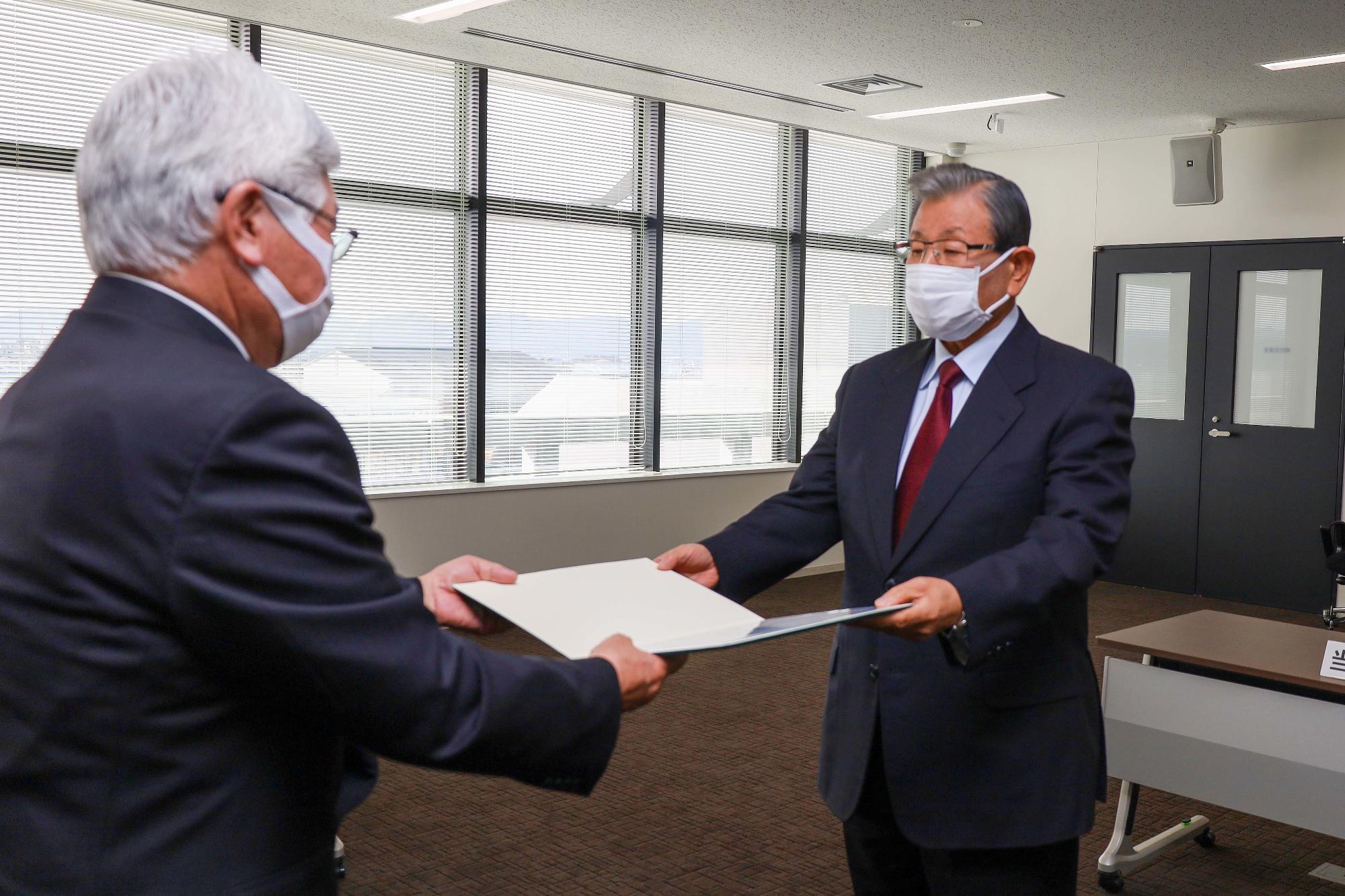 小野市長が当選証書を付与されている様子の写真