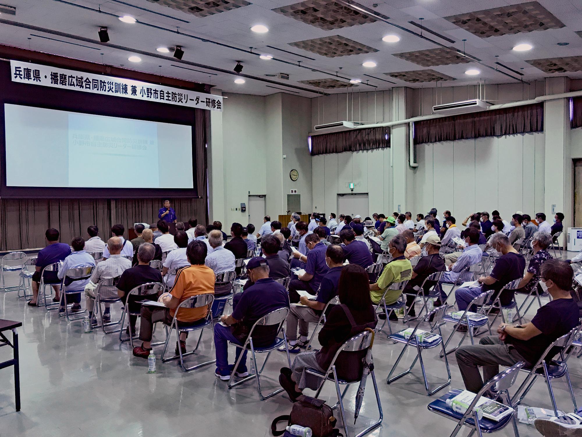 小野市自主防災リーダー研修会において市長が挨拶をしている様子の写真