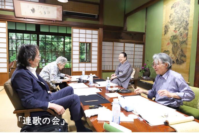 山水荘において歌を詠み繋いでいく連歌の会を行っている歌人4名の写真