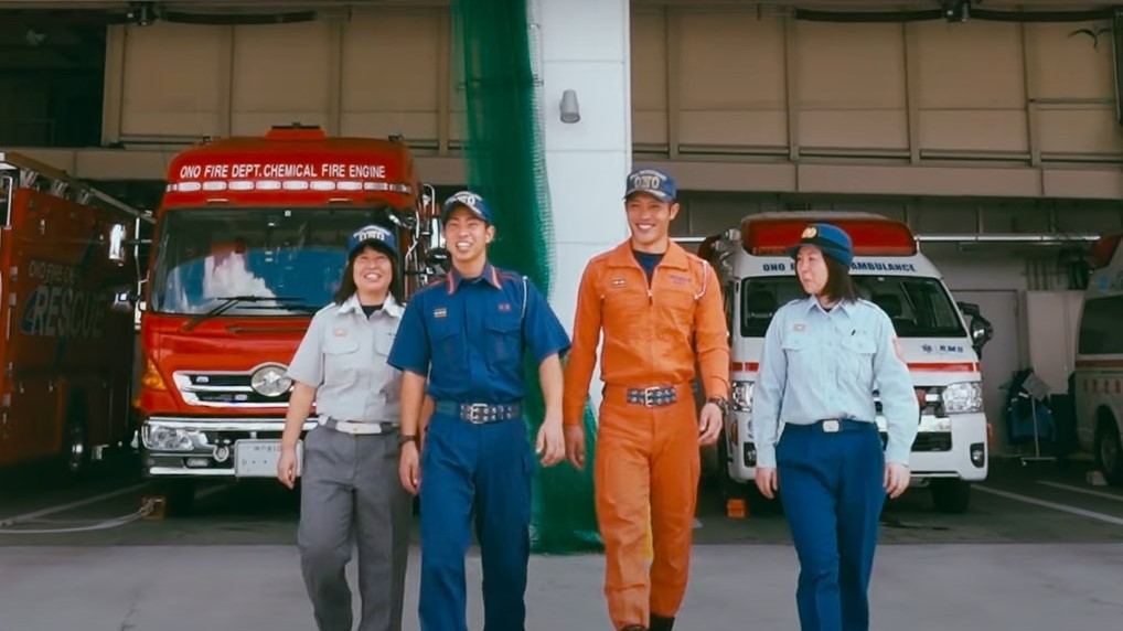 消防PR動画の隊員4人歩き風景