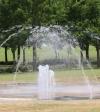 公園内の噴水のパフォーマンスの様子の写真