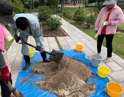 ビニールシートの上で各肥料を混ぜ、ブレンドしている写真