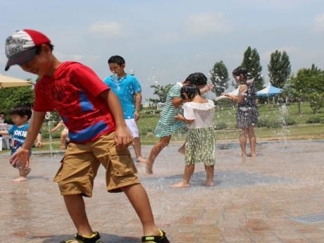 楽しそうに水で遊ぶ子供たちの写真