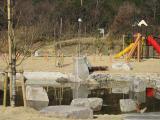 上流の川を模して大岩が配置された水遊びの施設、親水池の写真