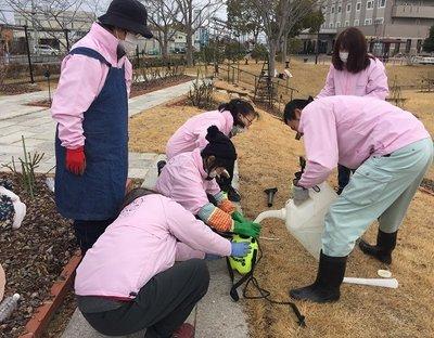 薬剤散布機のタンクに石灰硫黄合剤を注入している様子の写真