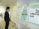 コミュニティセンター内のパネル展示を見ている男性の写真