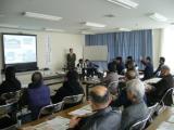 講師が沢山の人にユニバーサル社会の講演を行っている写真