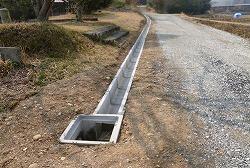 真新しい白いコンクリートで敷設された水路の写真