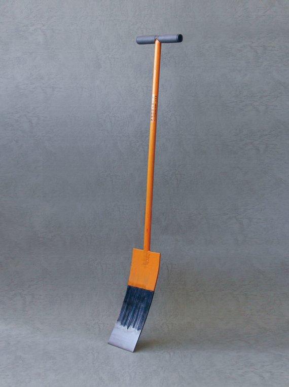 T字型の長い取っ手に鋤の細長い形とスコップの弧の部分が合体したような鋤切(スッキリ)の写真