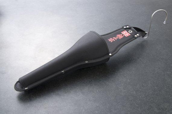 しっかりとした作りの黒色のハードレザー製で、上部には引っ掛けるためのS字フックが装着された刈込鋏Wハンガーの写真