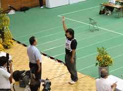 選手代表が挙手をしながら宣誓を行う様子の写真