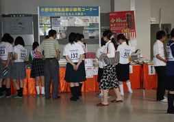 伝統産業会館の出展販売ブースに集まる人たちの写真