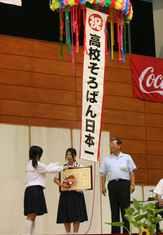 高校そろばん大会優勝者の西奈瑠美さんにインタビューを行っている様子の写真