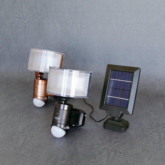 半円型に弧をえがいたライト2個と四角く小さなソーラーパネル型の電源が1つ並んだ写真