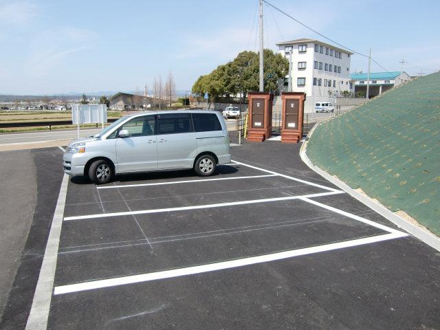 ひまわり市民農園の駐車場にシルバーの車が止まっている写真