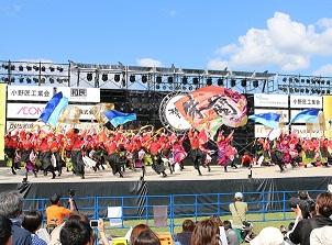 ステージ上でおの恋おどりを踊る様子の写真