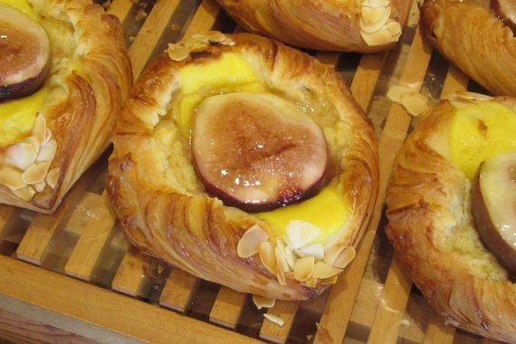 輪切りのいちじくが載って焼き上がった美味しそうなデニッシュが並べられた写真