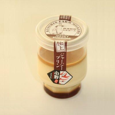 上下1種類ずつソースがあり、3層になっている容器に入ったプリンの写真