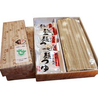 乾麺の蕎麦と麺つゆの入った箱の商品写真