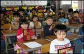 子どもたちが机の上のそろばんを操作している写真