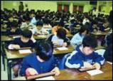 子どもたちが真剣にそろばんを使っている写真