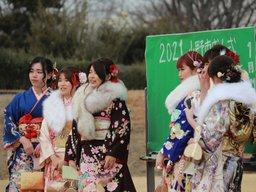 成人式の会場の外の五人の着物姿の女性たちの様子の写真