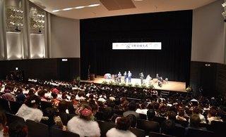 新成人達が席に座ってスクリーンを眺めるのを後ろから撮影した写真