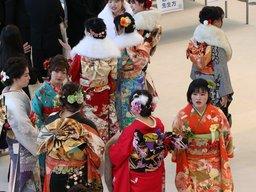 着物姿の新成人達が密集している写真