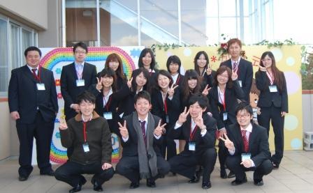 ネームプレートをしたスーツ姿の成人式実行委員OB会メンバーの集合写真