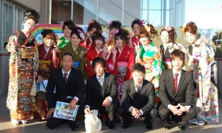 新成人の実行委員のメンバーの集合写真