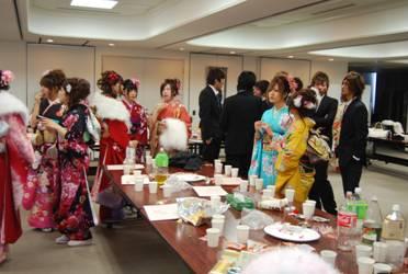 新成人とペットボトルと紙コップが並ぶ机の写真